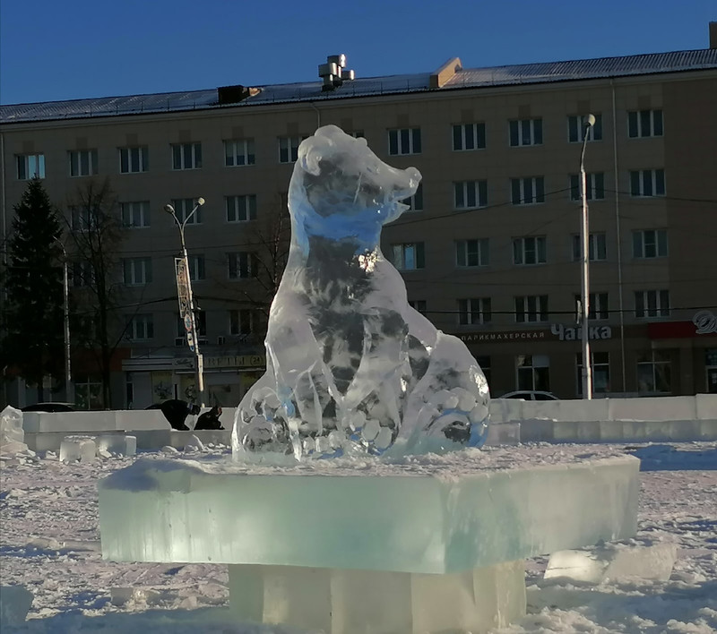 Новогодний городок на главной площади Каменска-Уральского за неделю до открытия: смотрите, как лед оживает в руках скульпторов!