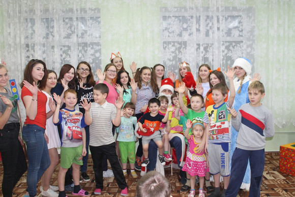 К марафону РУСАЛа присоединились волонтеры из педколледжа. Новички быстро втянулись и готовы творить чудеса!