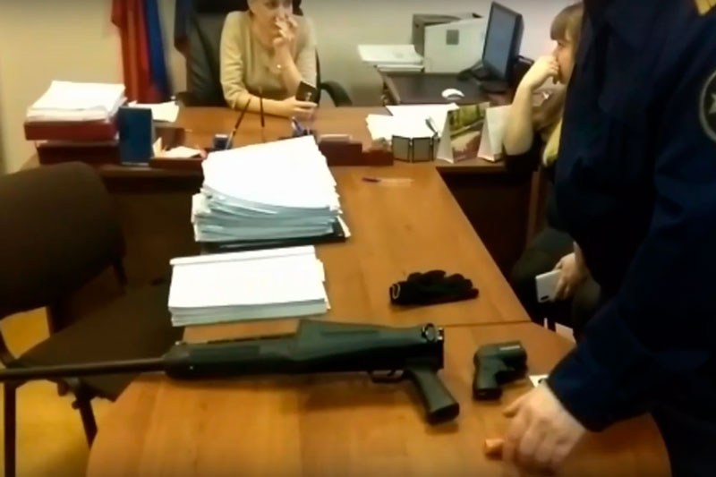 Мужчина открыл стрельбу в новокузнецком суде: кадры с места происшествия