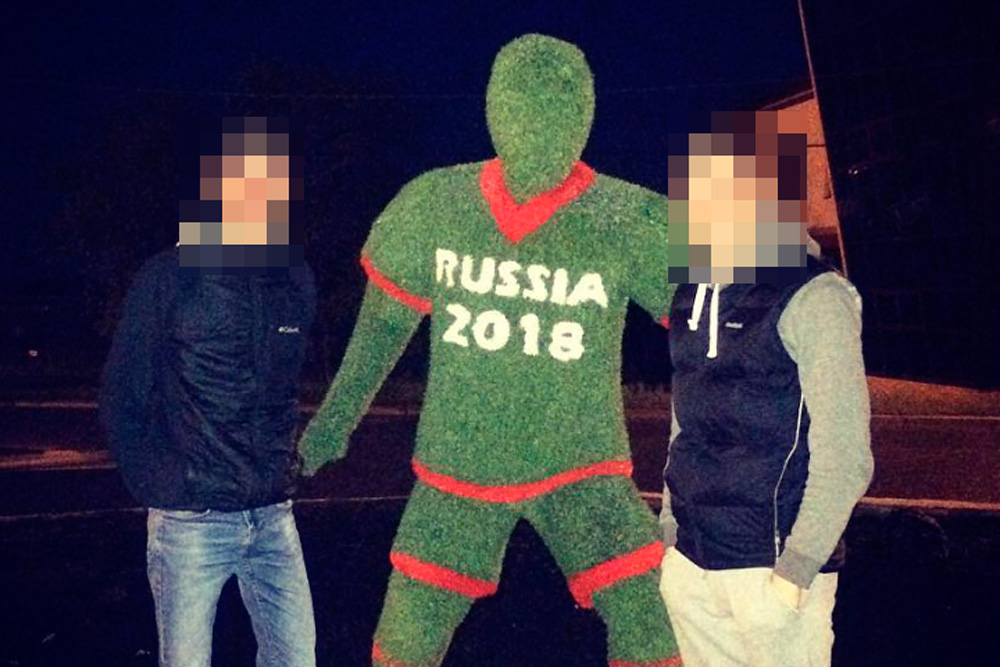 Жители Каменска ринулись фотографироваться и делать селфи у фигуры футболиста к ЧМ-2018, которая на днях появилась в центре города