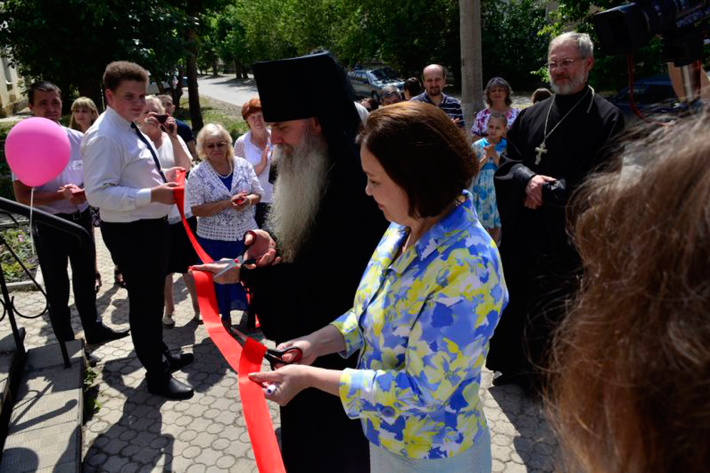 Ленточки перерезали епископ Мефодий и чиновница: в Каменске открылся центр помощи семье «Ковчег». «Здесь живет веселый детский смех...»