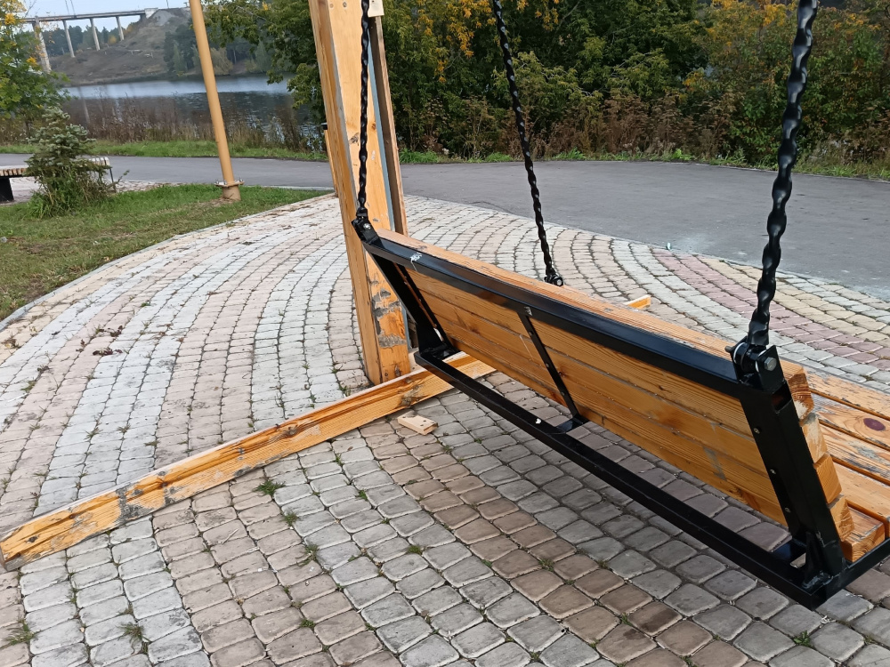 В мэрии Каменска-Уральского заявили о "вирусе вандализма" | В Каменске-Уральском неизвестные повредили качели