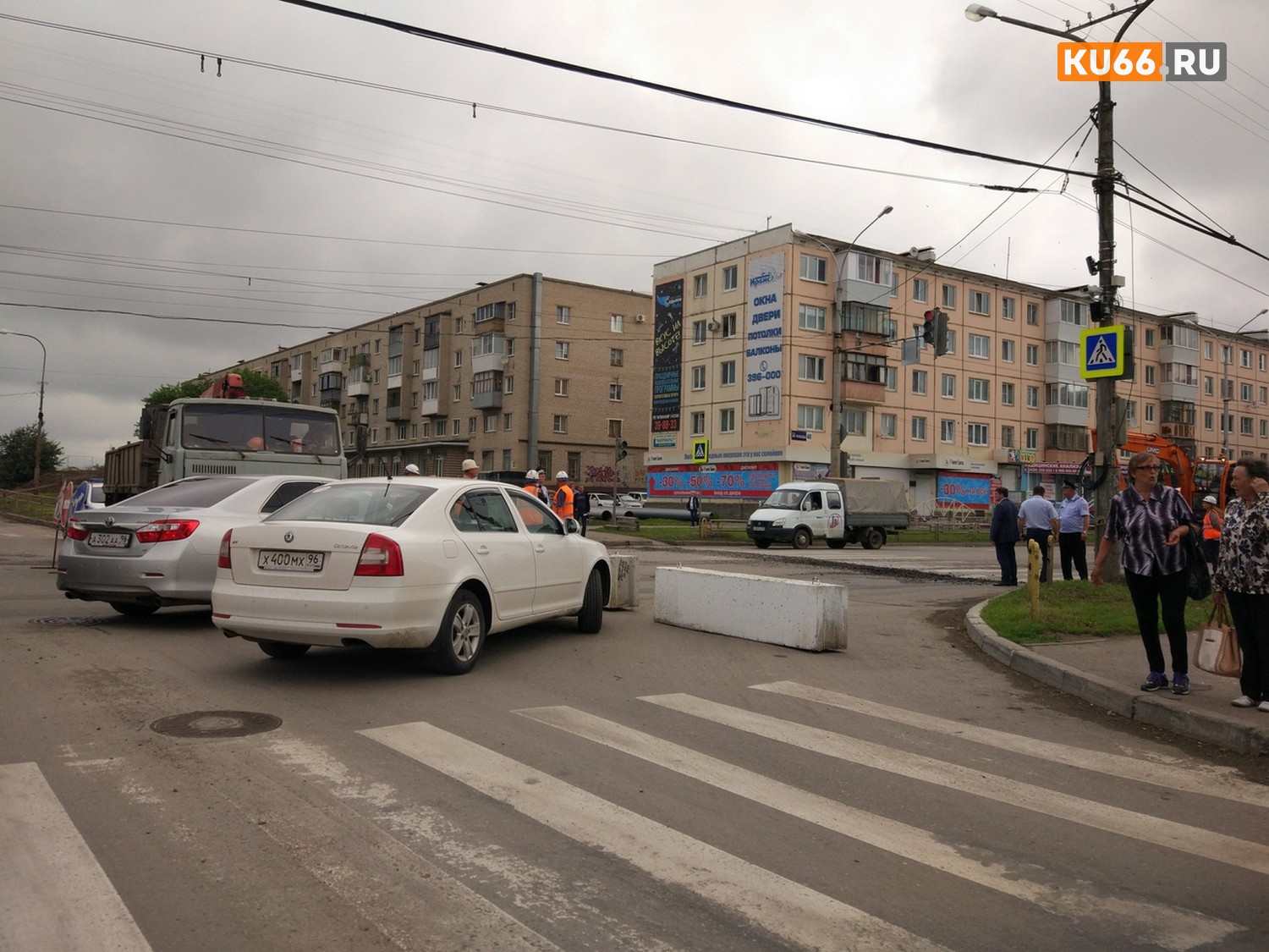 Ищите пути объезда: в Каменске-Уральском начался ремонт теплосетей на пр. Победы. Часть улицы Пушкина встала в пробке