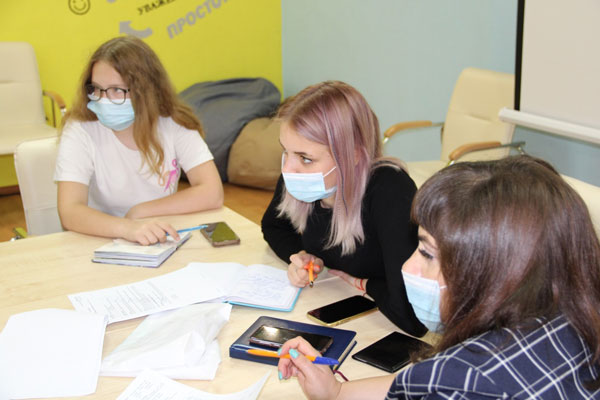 На Соборной площади и в сквере Тимирязева на средства одного из предприятий разукрасят скамейки и напишут на них оптимистичные фразы