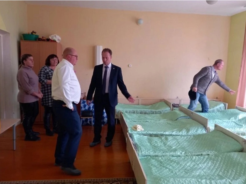 Прокурор с мэрией выехали в детсад Каменска-Уральского из-за жалоб на холод | Комиссия посетила детсад Каменска-Уральского №74 из-за низкой температуры