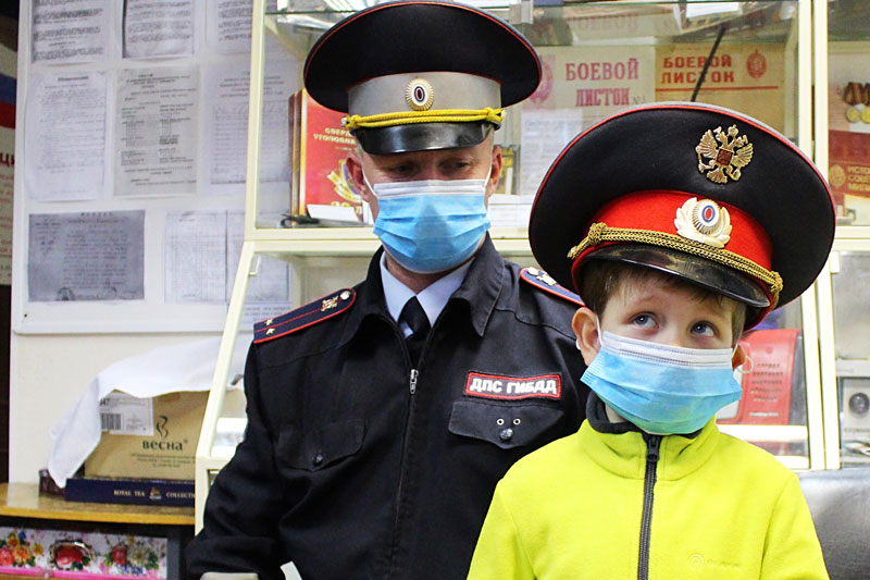 «Заметил на дне неподвижное тело». Полицейский из Каменска-Уральского встретился с мальчишкой Ваней, которого летом спас на озере