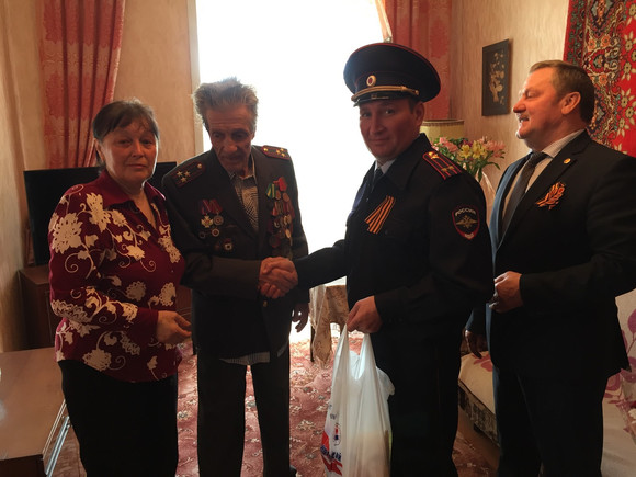 В Каменске-Уральском стражи порядка возложили цветы к памятнику героя Советского Союза Кунавину Григорию Павловичу