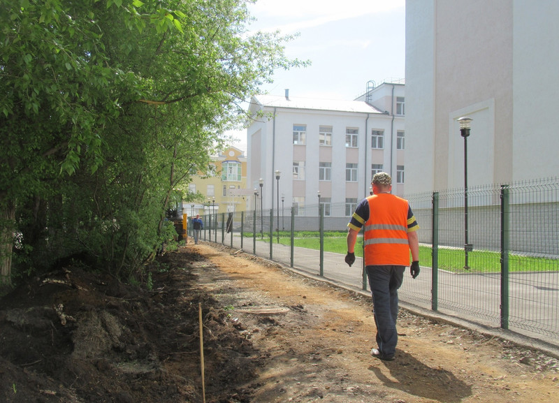 Идет обустройство тротуаров, готовят улицы к укладке асфальта: свежие новости о том, чем занимаются дорожники в эти дни в Каменске-Уральском