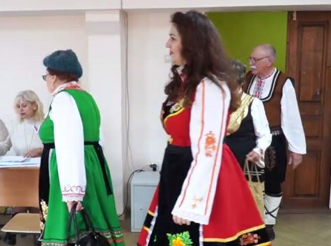 Краснодарские болгары пришли голосовать в национальных костюмах | В Краснодаре болгары проголосовали в национальных костюмах