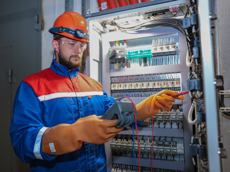 Электромонтер СинТЗ Михаил Невьянцев стал лучшим в Всероссийском конкурсе «Лучший по профессии» | Михаил Невьянцев стал победителем Всероссийского конкурса «Лучший по профессии»