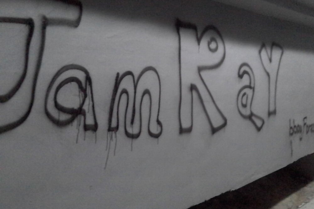 Неизвестный разрисовал опоры Байновского моста в Каменске-Уральском. Власти говорят, что знают пакостника и сейчас думают, что с ним делать