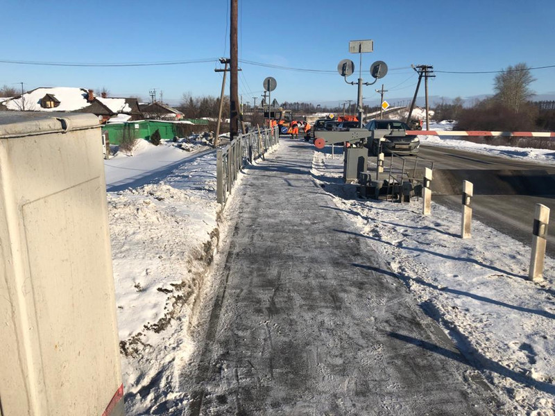 Работают по предписаниям ГИБДД: перед снегопадом, который пообещали синоптики в Каменске-Уральском, дорожники вывозят сугробы с улиц