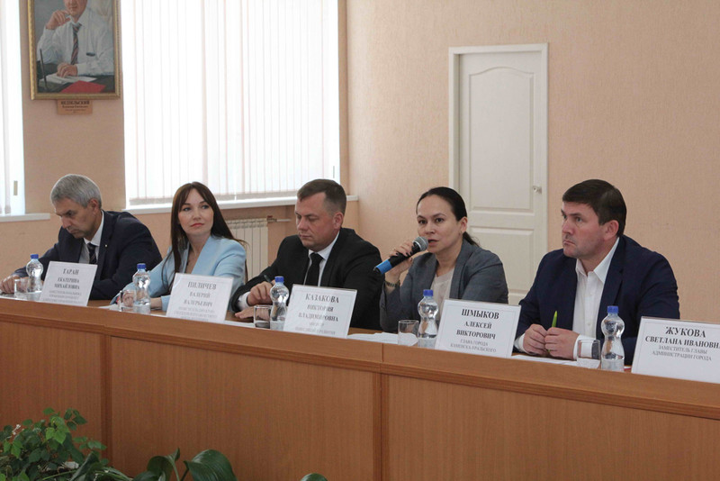 Каждый третий житель Каменска работает на частника. А что еще рассказали министру, который отвечает в регионе за инвестиции и развитие?