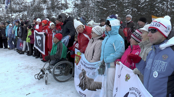 В ледяную воду прыгал и стар и мал: в Каменске-Уральском прошел третий открытый чемпионат Свердловской области по зимнему плаванию
