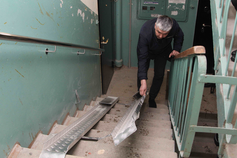 Мальчику-колясочнику в многоквартирнике Каменска-Уральского устроили безбарьерную среду — теперь маме удобно возить ребенка на улицу!