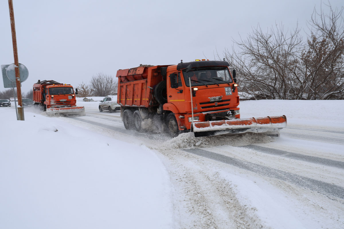 Очистка улиц от снега в Каменске-Уральском: работы на Каменской, Суворова и остановках — кто и как убирает | В Каменске-Уральском бригады очищают дороги от снега ночью — работы ведутся на Каменской и Суворова