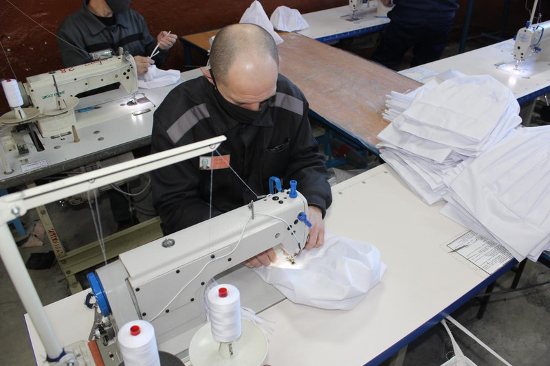 У заключенных каменской колонии появилась еще одна возможность подзаработать, чтобы «платить по счетам». К октябрю надо сшить 2000 курток