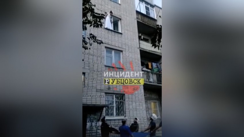 «Этот день все запомнят»: женщина в свадебном платье выпала из окна третьего этажа