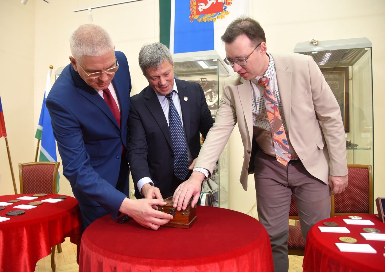 ﻿В Екатеринбурге презентовали юбилейную медаль к 90-летию Свердловской области 