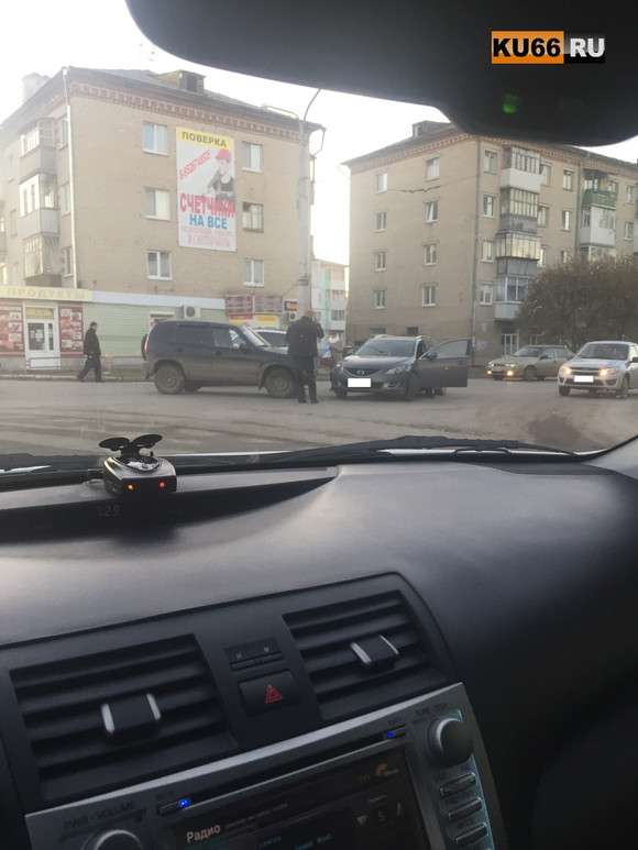 «Открыл дверь и нанес удар». В Каменске-Уральском автомобилист устроил драку на улице Карла Маркса. ФОТО