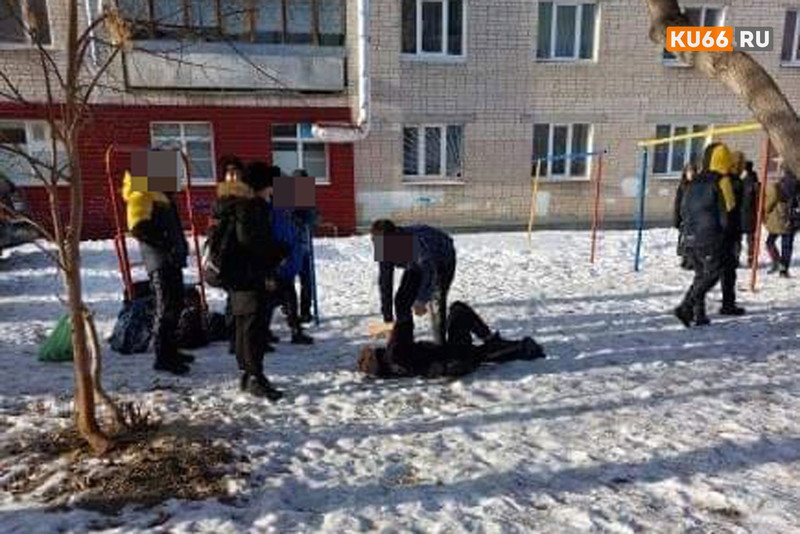 Жительница Каменска-Уральского жалуется на хулиганов во дворе
