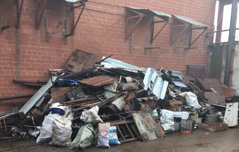 В переулке 10 Деповской полицейские Каменска-Уральского накрыли подпольный пункт приема металлов. Злоумышленнику грозит «административка»