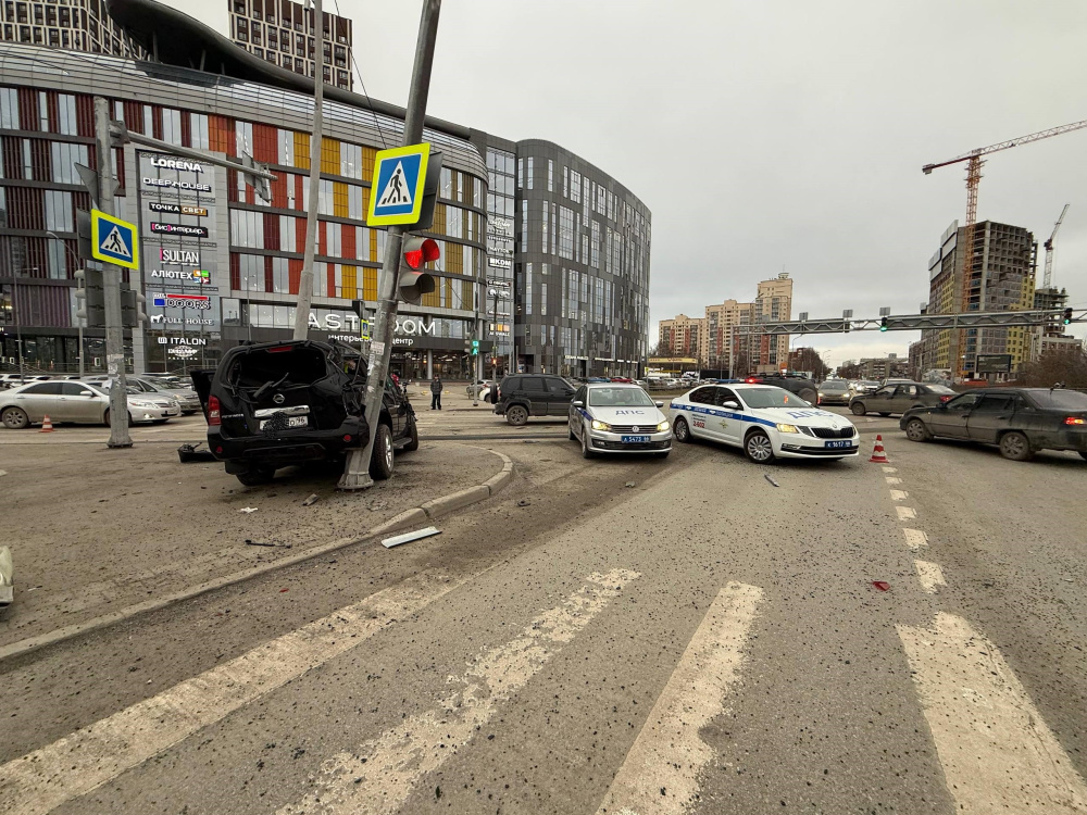 В Екатеринбурге водитель скончался за рулем, врезавшись в столб | ДТП в Екатеринбурге: водитель погиб, пассажир пострадал