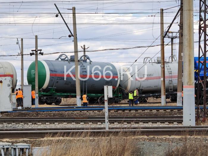 Сход вагонов на станции Каменск-Уральский: что известно о происшествии. Видео | На станции Каменск-Уральский произошел сход двух вагонов грузового поезда
