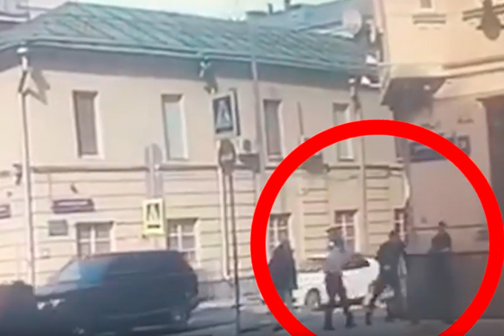 В Москве из окна отеля выбросили 21 миллион рублей. ВИДЕО