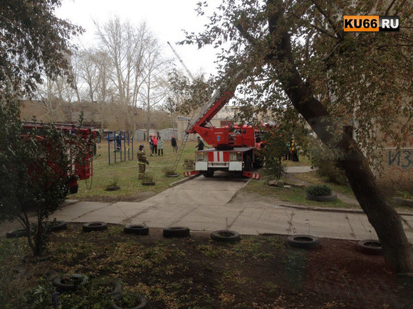 В Каменске-Уральском в одной из пятиэтажек случился пожар. ФОТО