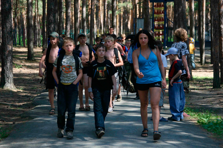 Житель Каменска-Уральского восьмой год не может отправить свою дочь в загородный лагерь. «В первую очередь сюда едут блатные детки»