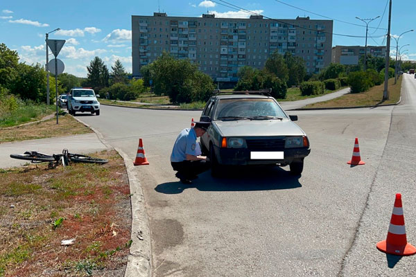 Сотрудники ГИБДД выясняют обстоятельства ДТП, в котором пострадал мужчина-велосипедист. ВИДЕО