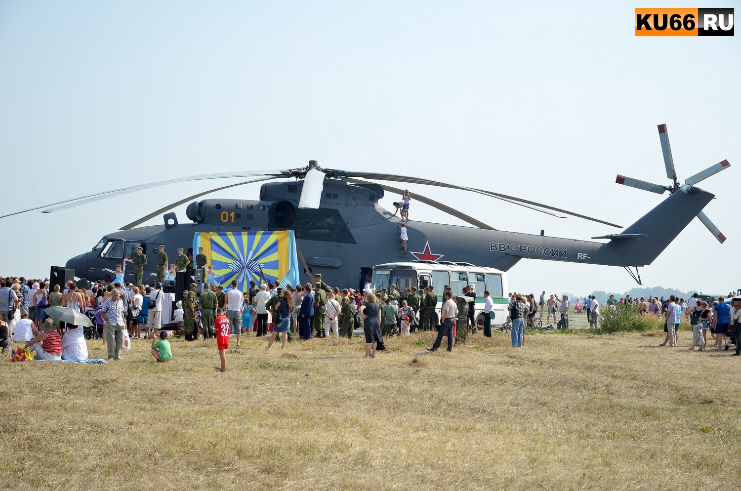 Грандиозный праздник пообещали жителям Каменска-Уральского в выходные — его не испортит даже мобильный пункт отбора на службу по контракту