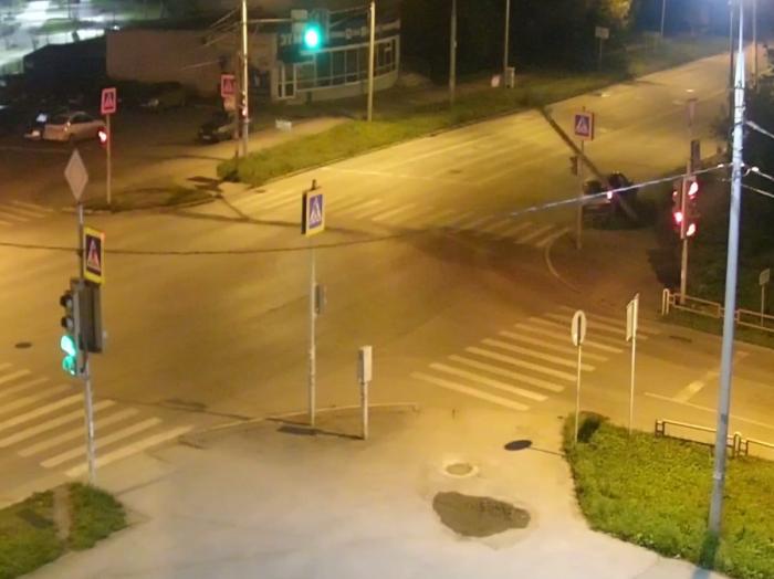 Засмотрелся? Ночью в Каменске-Уральском водитель протаранил столб освещения | В Каменске-Уральском водитель ночью снес столб освещения
