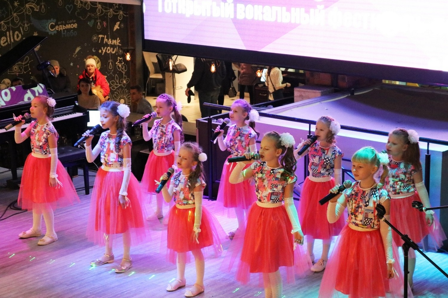 На конкурсе «Золотой микрофон» в Каменске-Уральском «звучали» воспитанницы творческих студий ДК «Юность» - они же выступят на гала-концерте