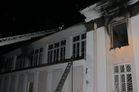 Спорткомплекс «Салют» горел минувшей ночью в Каменске-Уральском – тушить прибыли четыре автоцистерны, автолестница и 26 огнеборцев. ФОТО