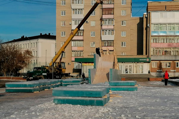 Вести со строительства главного новогоднего городка в Каменске: сюда привезли десятки тонн льда, из которого сделают горки и ограждение