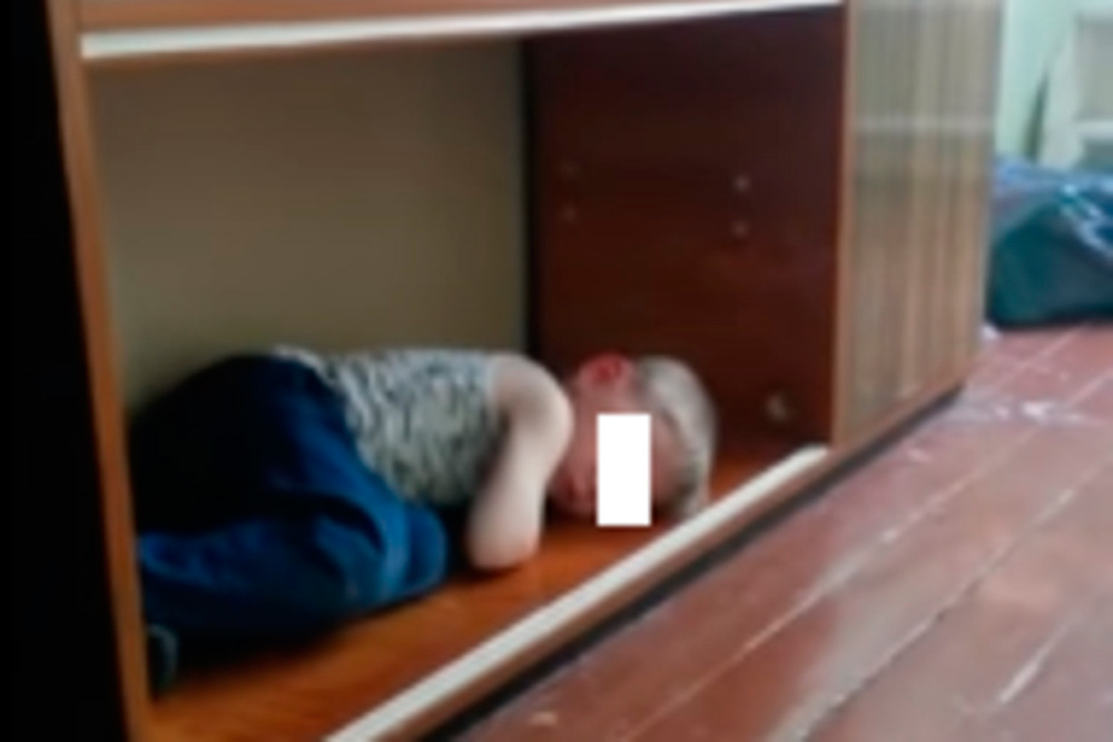 Ребенок спит на полке шкафа, а рядом в комнате пьяные взрослые лежат вповалку: жуткие условия жизни многодетной семьи в Каменске-Уральском