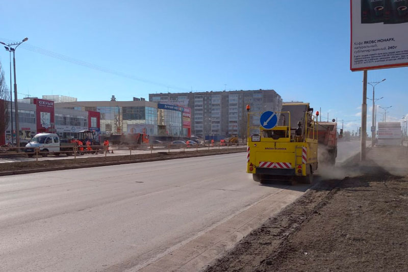 Подметально-дорожную машину вывели на улицы Каменска-Уральского коммунальщики. Пыли от нее столько, что форточки лучше не открывать...