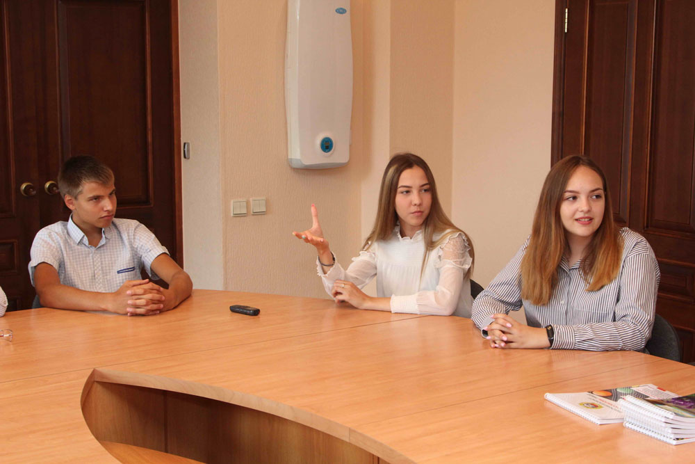 С толковыми ребятами — участниками международной проектной смены в детском лагере «Еланчик» - встретился глава Каменска-Уральского А. Шмыков