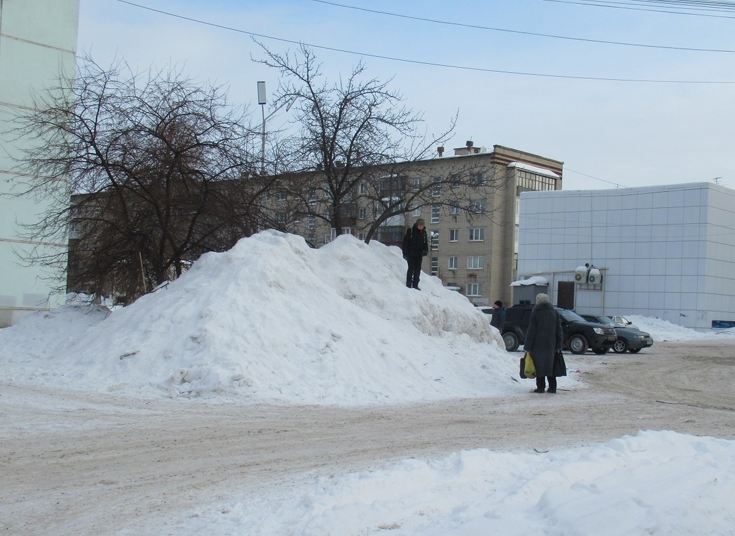 В одном из дворов Каменска-Уральского после предписания ГИБДД начнут убирать снежную гору – ее сфотографировала пресс-секретарь мэрии