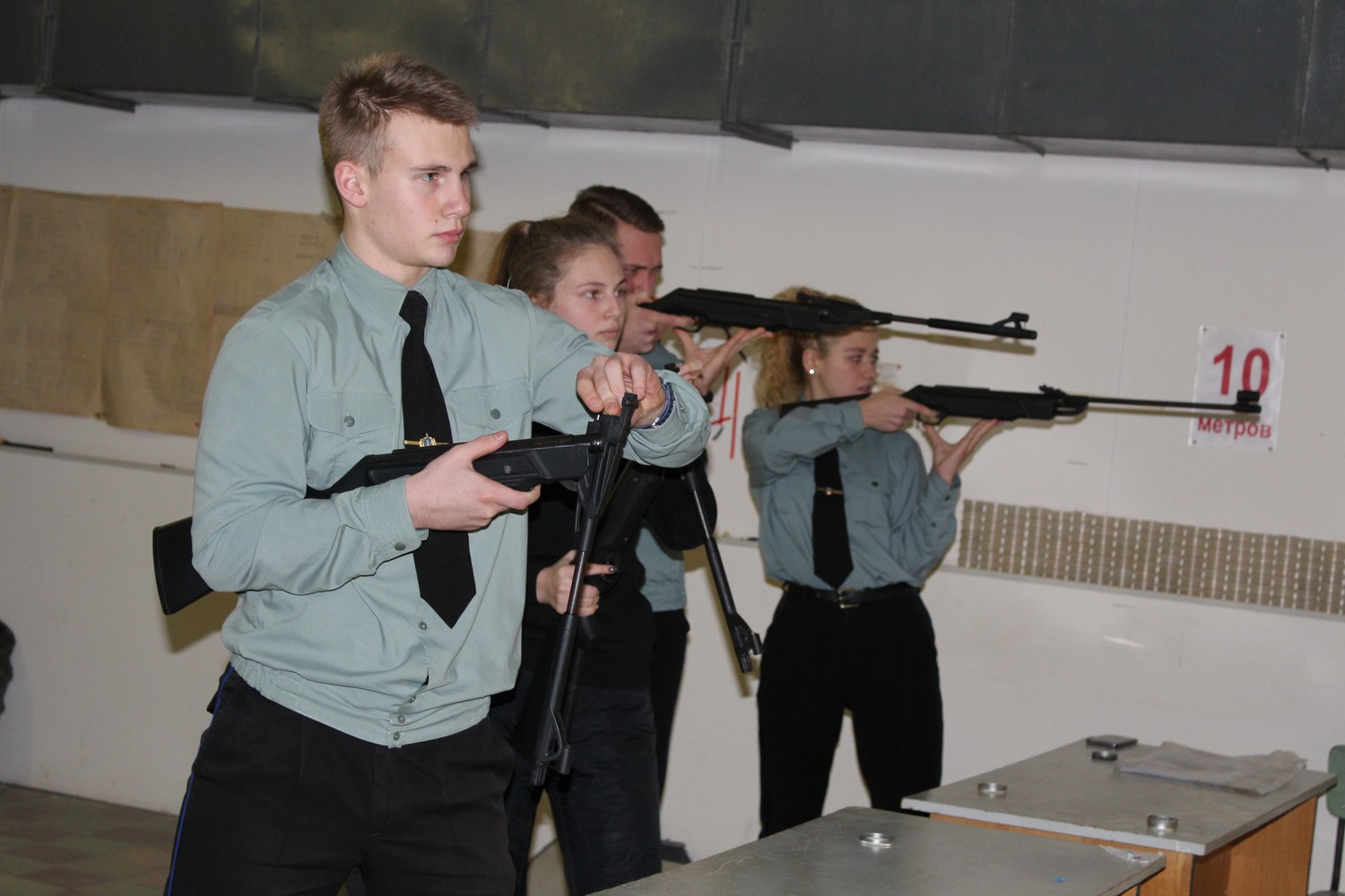 В Каменске-Уральском полицейские устроили турнир среди кадетов: ребята состязались в меткости, стреляя из пневматики. Лучших наградили! В Каменске-Уральском полицейские устроили турнир среди кадетов: ребята состязались в меткости, стреляя из пневматики. Лучших наградили!