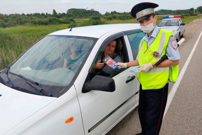 Инспекторы ГИБДД вышли с рейдом на дорогу, где только с начала года погибло восемь человек, и просили водителей, по возможности, не обгонять