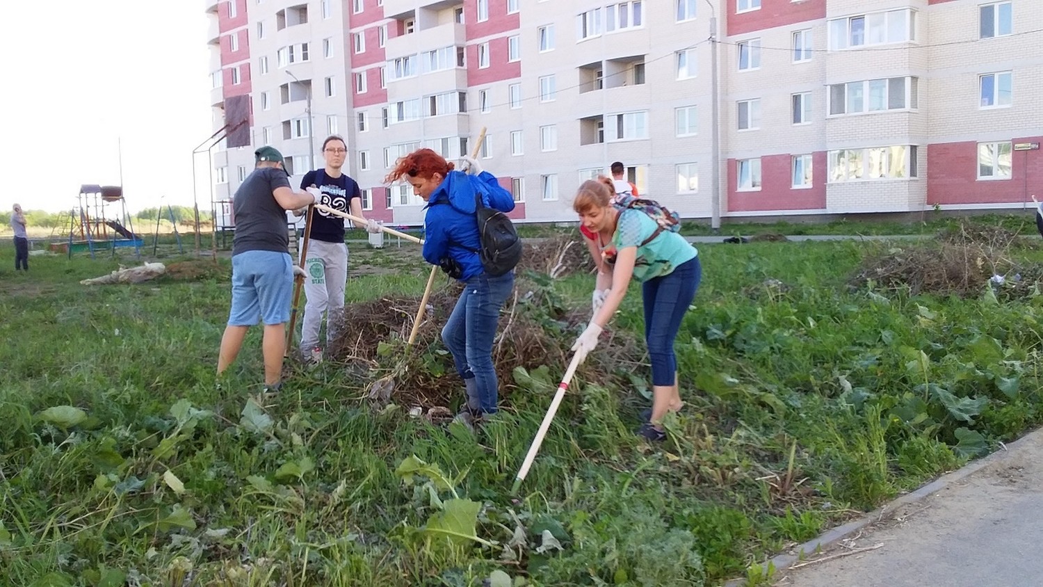 В мкрн Южный Каменска-Уральского жители объединились с коммунальщиками и навели порядок на бесхозной земле, мусор на которой им надоел