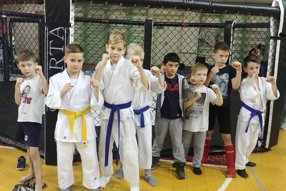 С Чемпионата Свердловской области по боевым единоборствам ребята из спортшколы Каменска-Уральского привезли и золото, и серебро, и бронзу