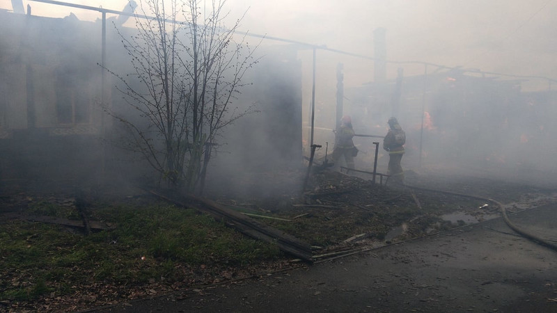 Накануне вечером в Каменске-Уральском горел дом. Огонь удалось потушить до приезда пожарных самостоятельно