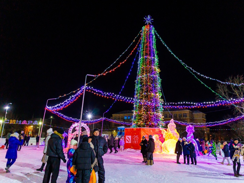 Новогодний ледовый городок СинТЗ объединил юбилеи ТМК и Каменска-Уральского | Ледовый городок СинТЗ в Каменске-Уральском открылся с юбилейной тематикой