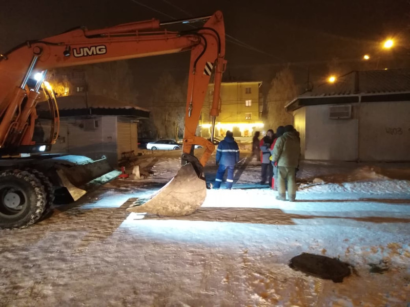 Аварийно-восстановительные работы на тепломагистрали по ул. Карла Маркса в Каменске-Уральском заняли всю ночь — жители сидели без отопления
