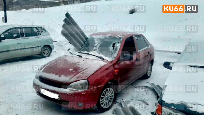 Во дворе дома по ул. Набережной в Каменске-Уральском упал кусок шифера — пробил лобовое стекло «Лады Калина». Чудом никто не пострадал