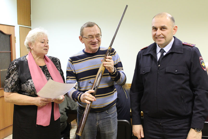 Отличное дополнение к существующей коллекции: макет охотничьего ружья-«фроловки» 32 калибра появился в музее полиции Каменска-Уральского